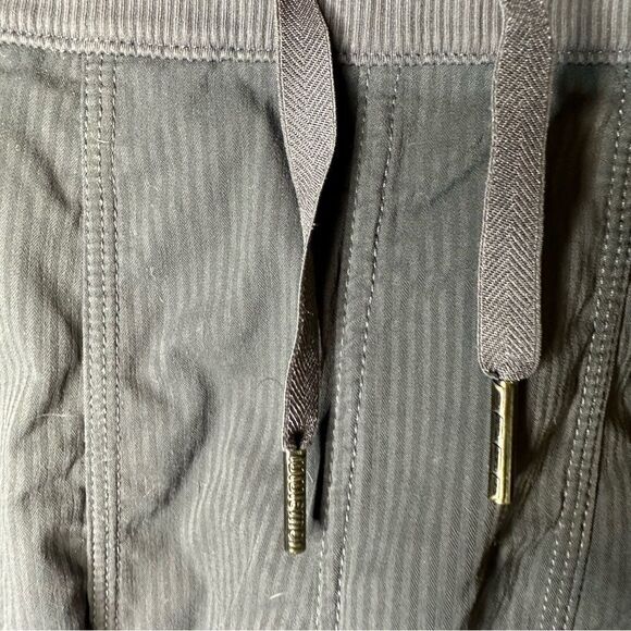 Lululemon Studio Crop Size 8 gray Drawcord At Hem - Picture 6 of 8